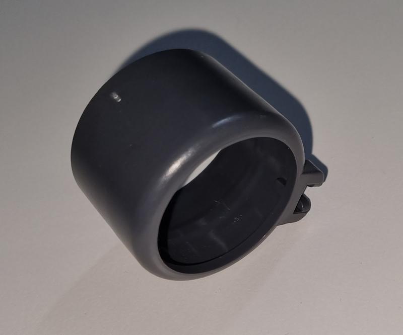 Halterung, Ring aus Kunststoff grau auf Teleskopstange mit Fernbediehnungshalterung